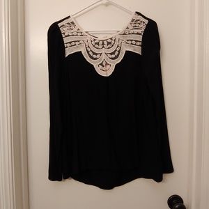 Black blouse with lace nck